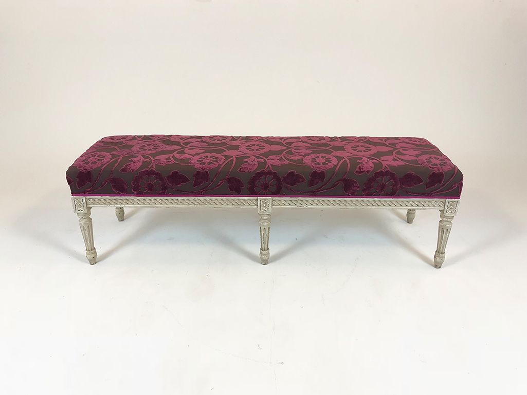 Foto Romantic White Wooden Bench with Dark Magenta Upholstery h41x140x42