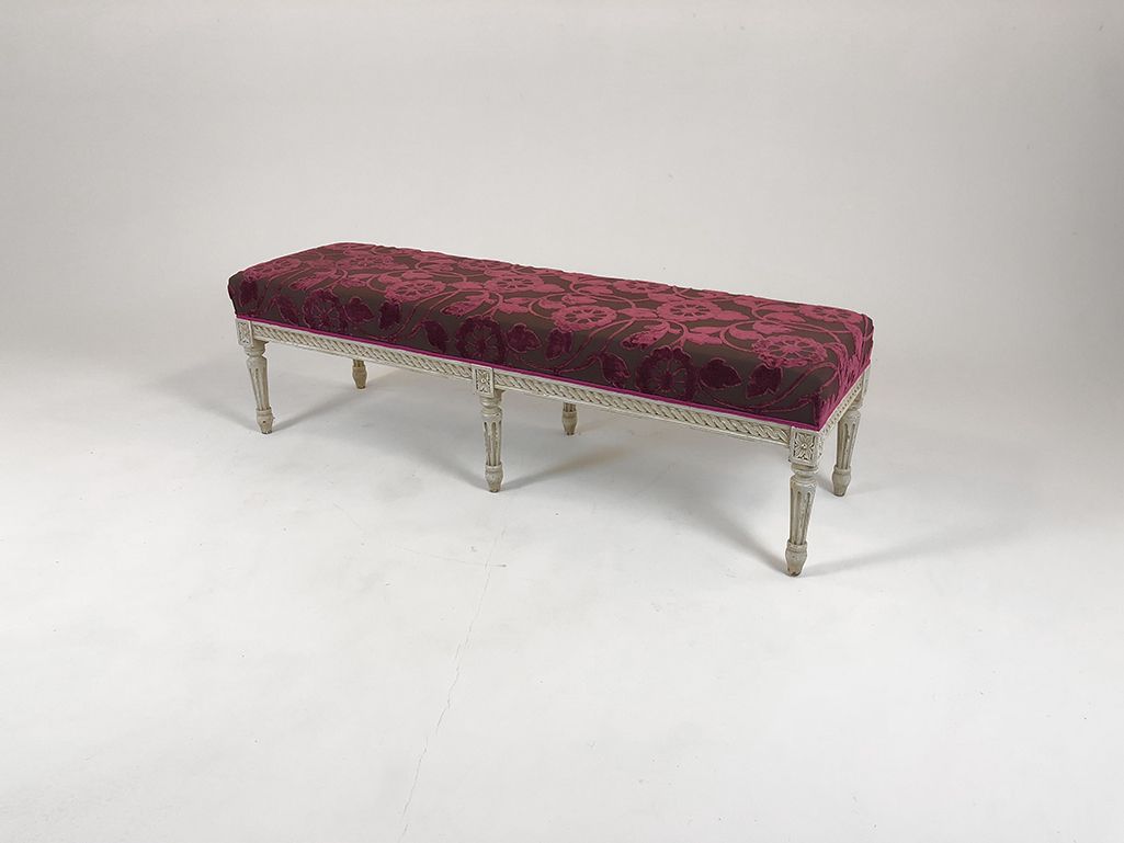 Foto Romantic White Wooden Bench with Dark Magenta Upholstery h41x140x42