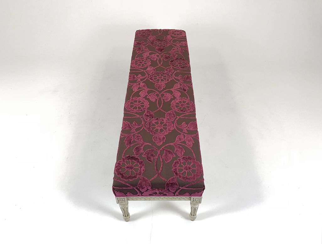 Foto Romantic White Wooden Bench with Dark Magenta Upholstery h41x140x42