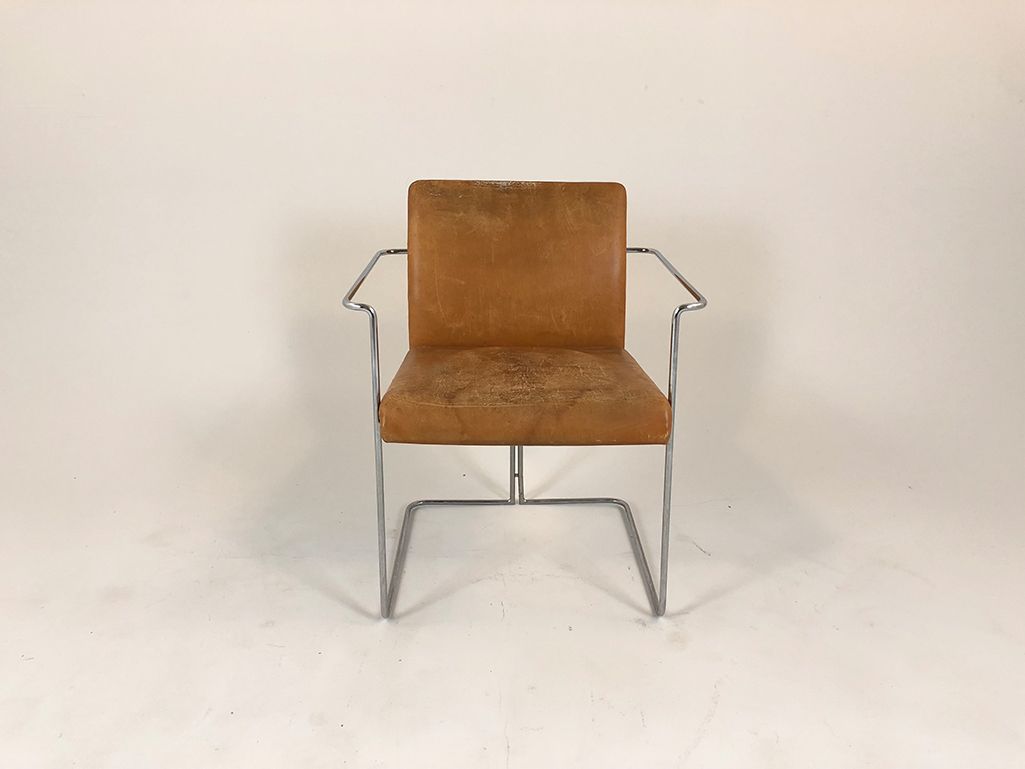 Foto Leather Chair with Metal Frame