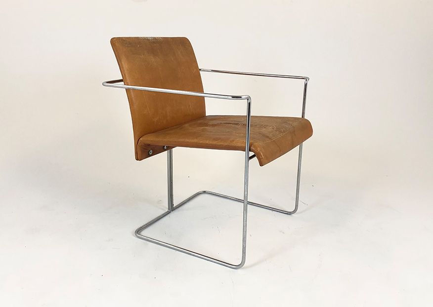 Foto Leather Chair with Metal Frame