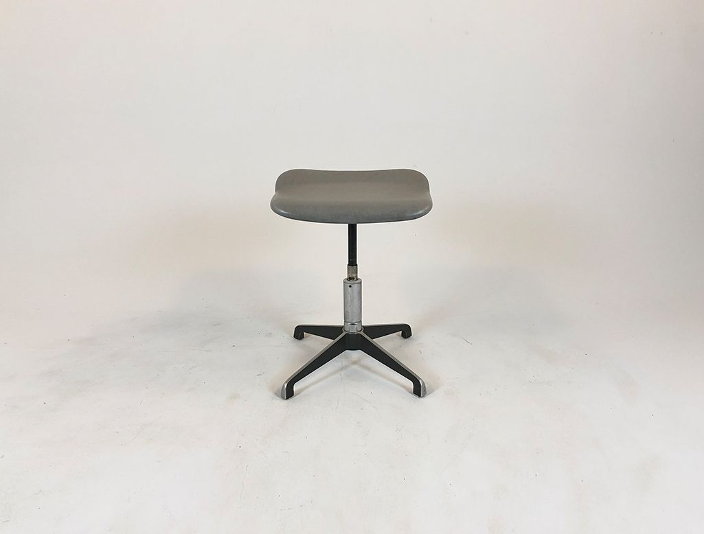 Foto Simple Working Stool with Padded Seat