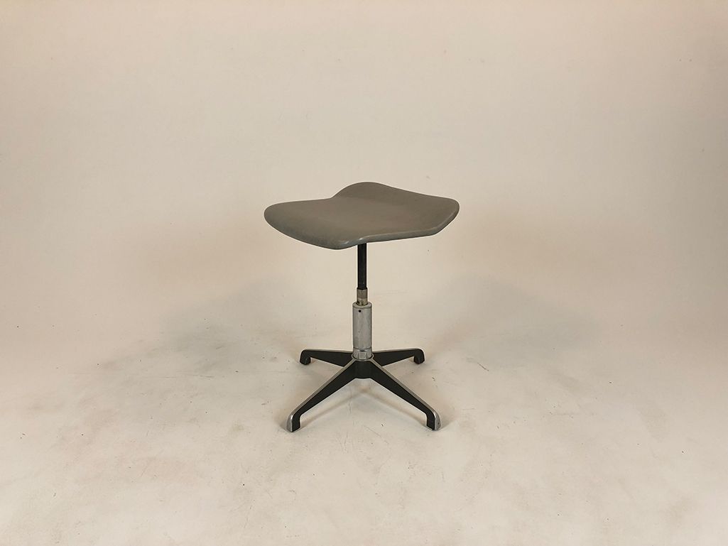 Foto Simple Working Stool with Padded Seat