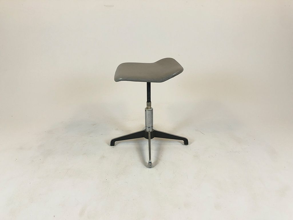 Foto Simple Working Stool with Padded Seat