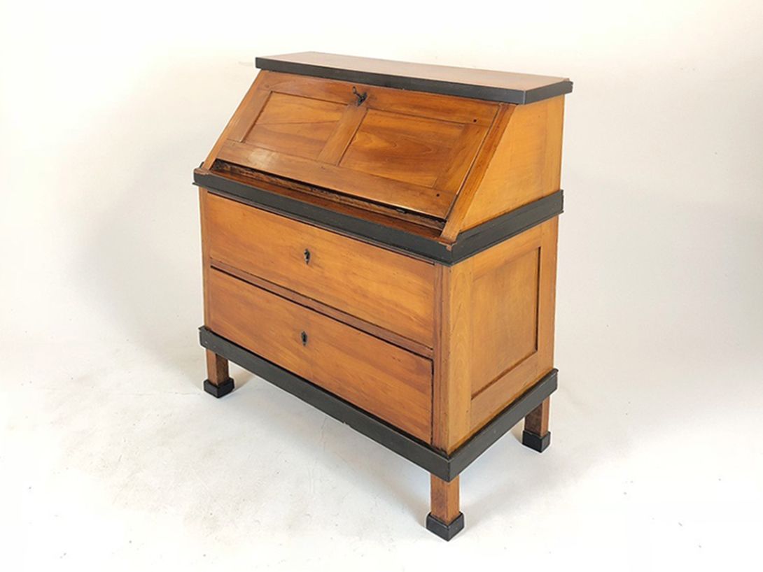 Foto Simple Antique Bureau with Black Details h105x95x50