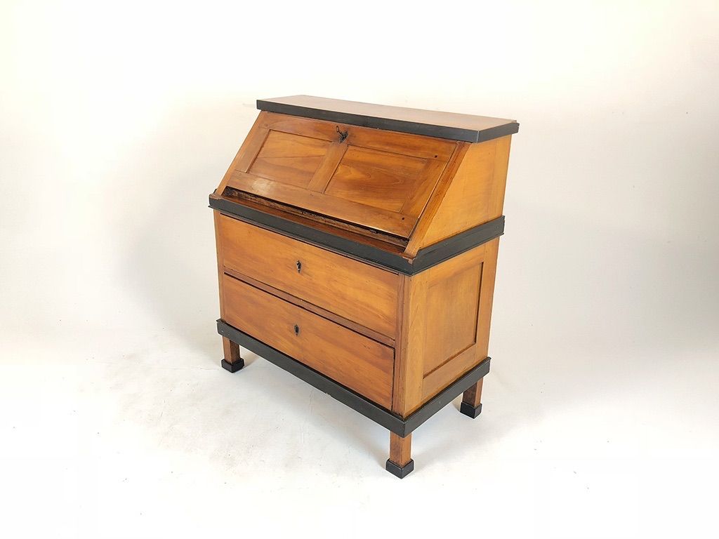 Foto Simple Antique Bureau with Black Details h105x95x50