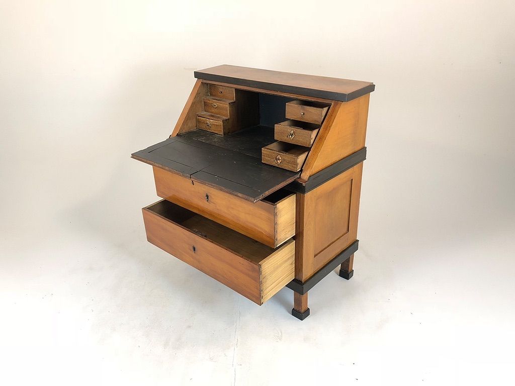 Foto Simple Antique Bureau with Black Details h105x95x50