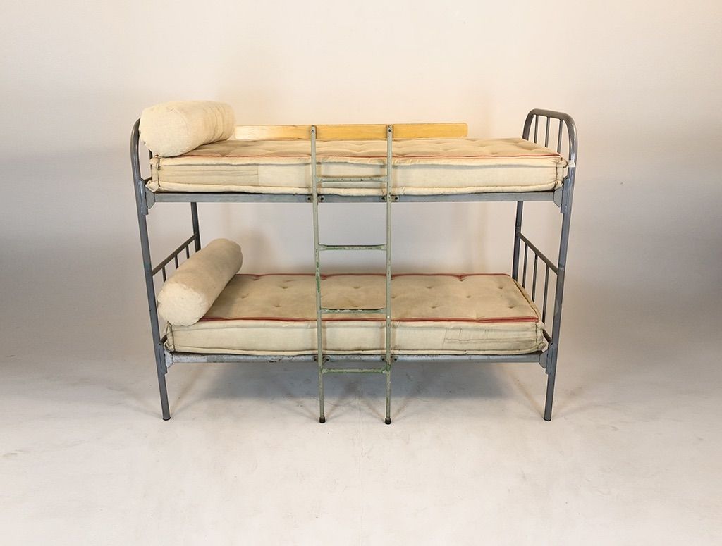 Foto Bunk Bed with Round Metal Frame Mattresses Included