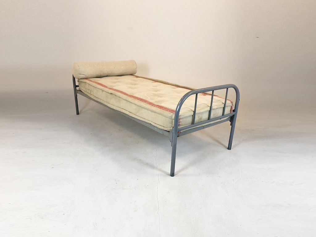Foto Single Bed with Round Metal Frame Mattresses Included
