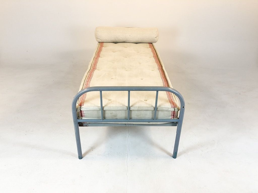 Foto Single Bed with Round Metal Frame Mattresses Included