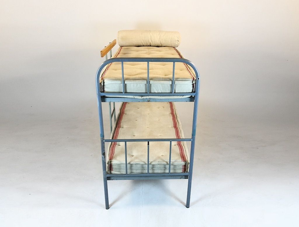 Foto Bunk Bed with Round Metal Frame Mattresses Included