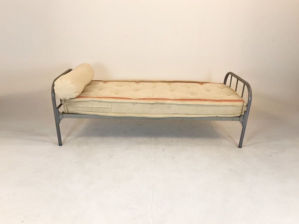 Foto Single Bed with Round Metal Frame Mattresses Included