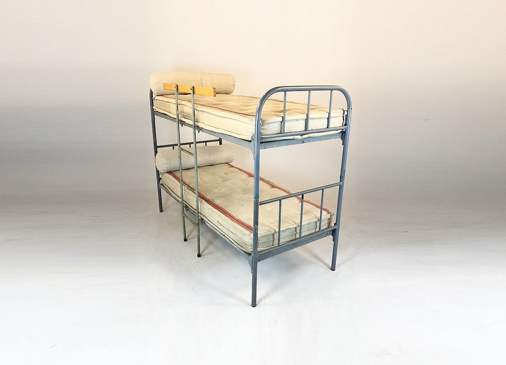 Foto Bunk Bed with Round Metal Frame Mattresses Included