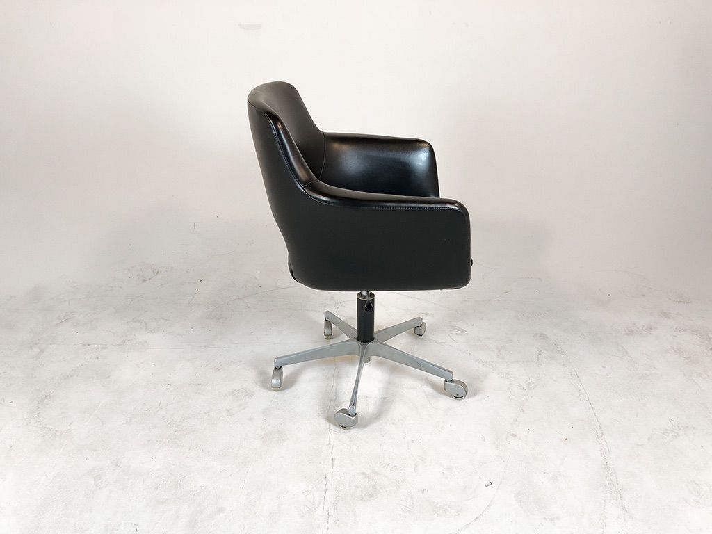 Foto Black Leather Office Chair with Cushion