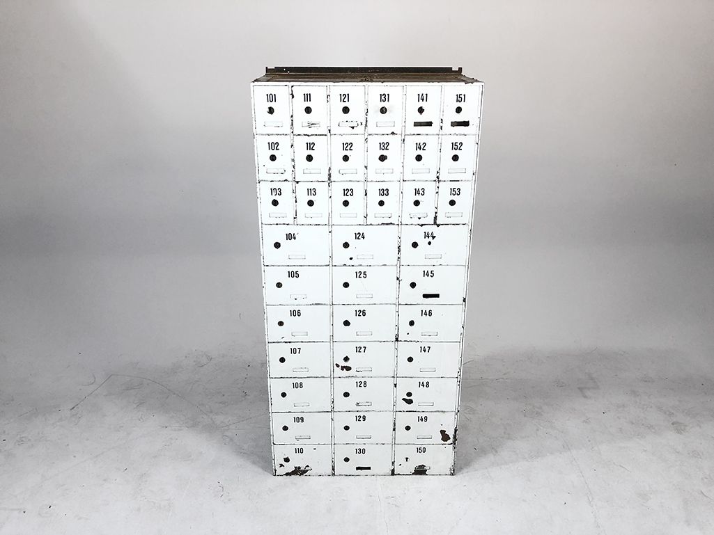 Foto White Metal Cabinet with Many Lockers