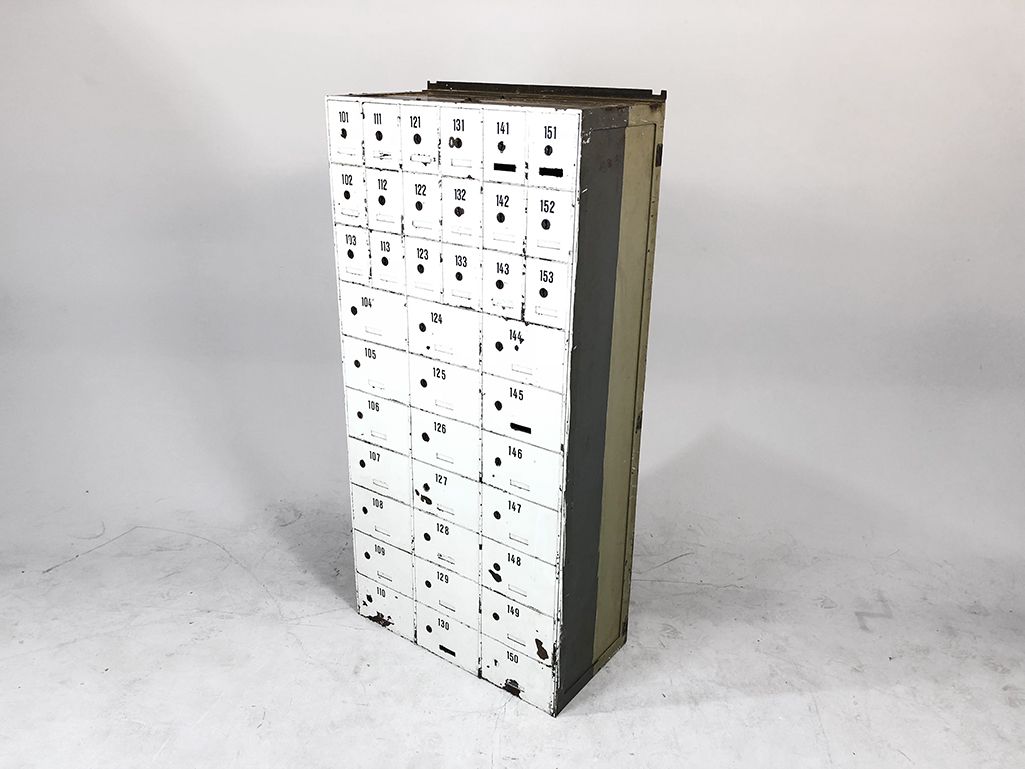 Foto White Metal Cabinet with Many Lockers