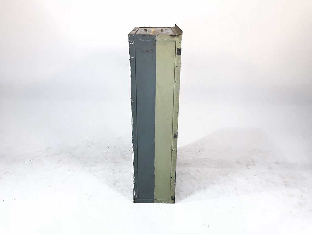 Foto White Metal Cabinet with Many Lockers