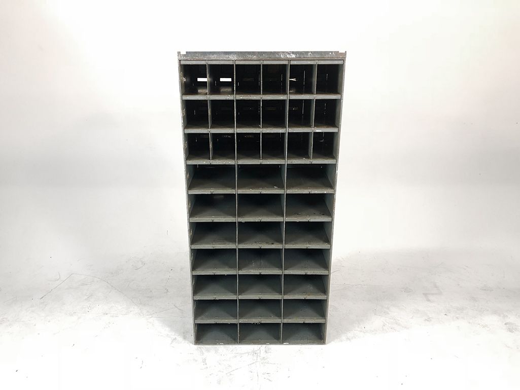 Foto White Metal Cabinet with Many Lockers