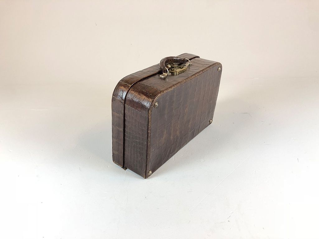 Foto Smaller Brown Leather Suitcase Croco Style 1925