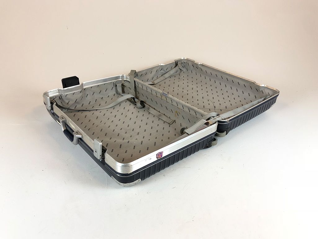Foto Rimowa Hardshell Suitcase with Stickers, 1980