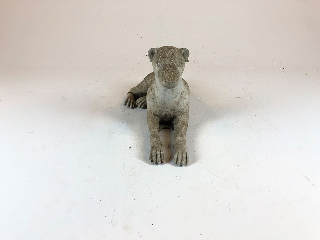 Foto Stone Sculputure of Lying Dog