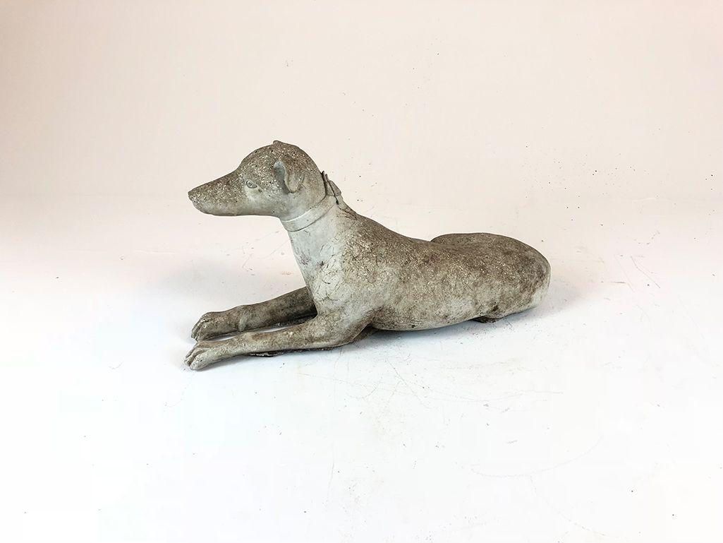 Foto Stone Sculputure of Lying Dog