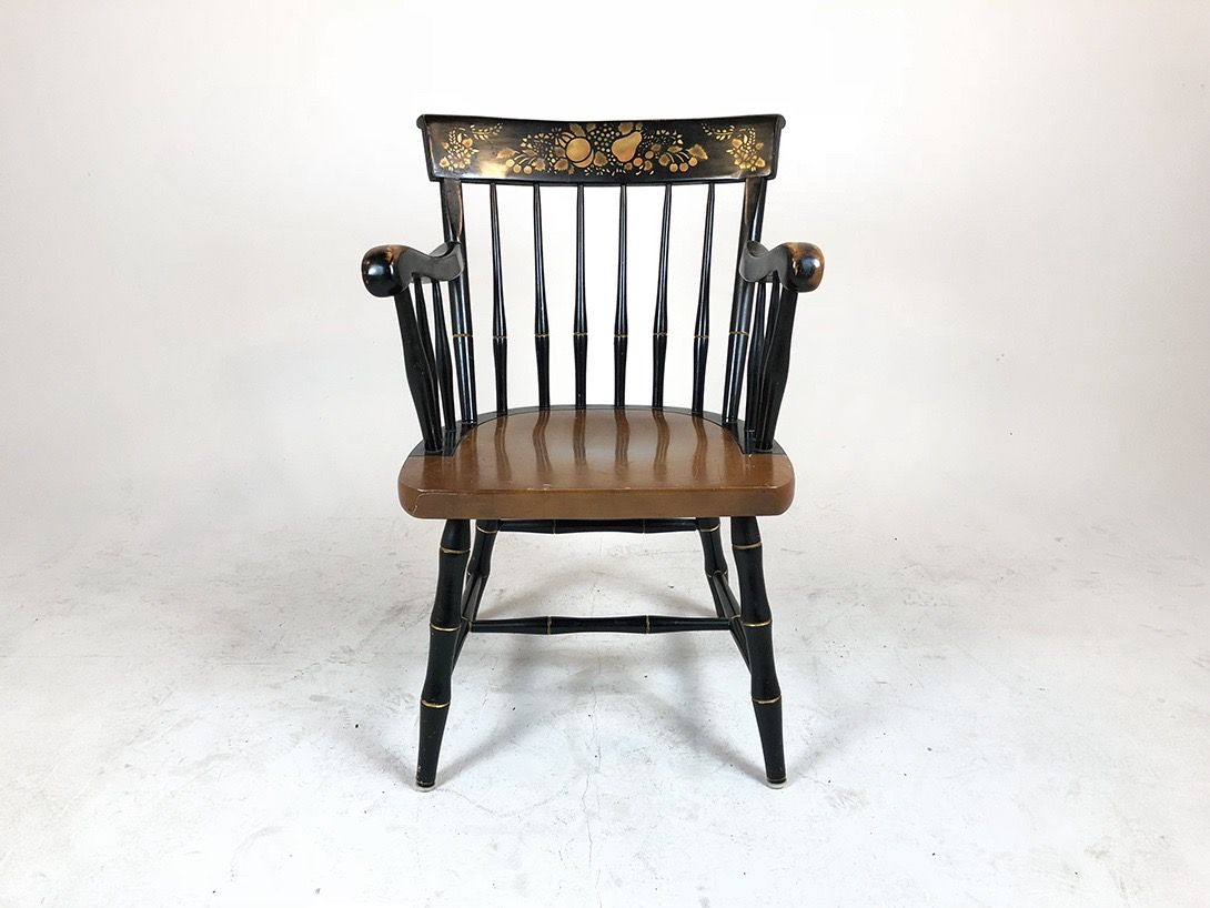 Foto Black and Brown Wooden Armchair