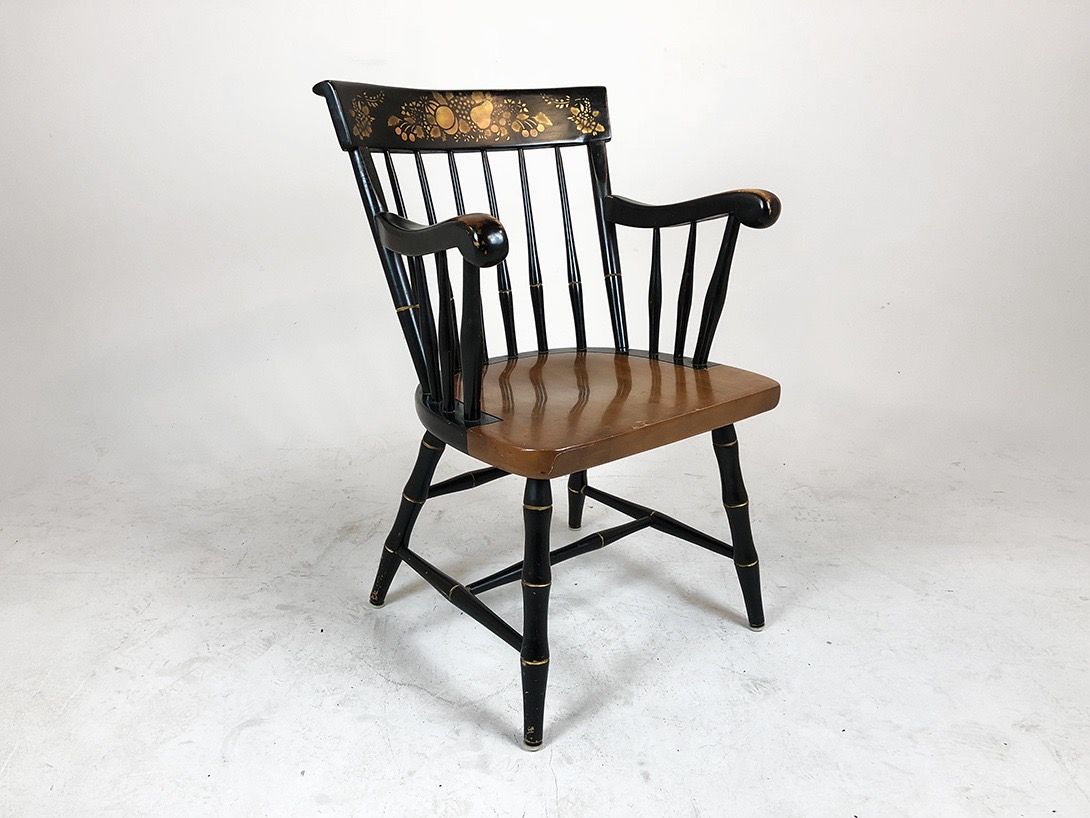 Foto Black and Brown Wooden Armchair