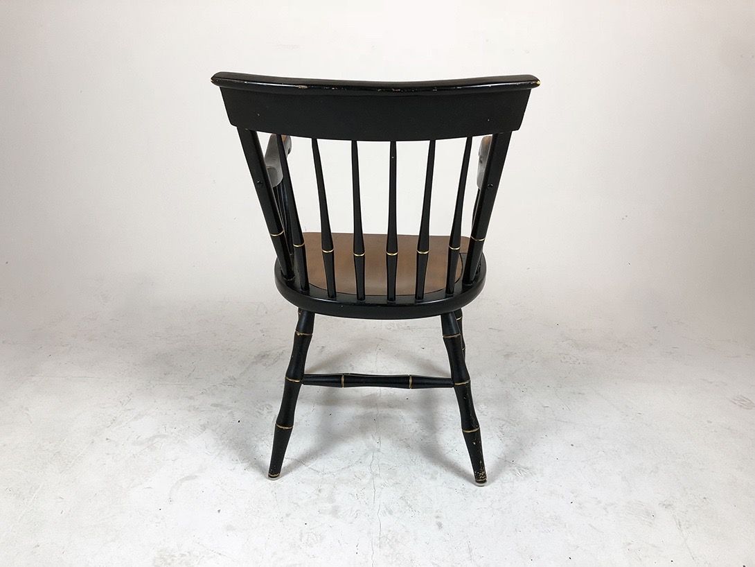Foto Black and Brown Wooden Armchair