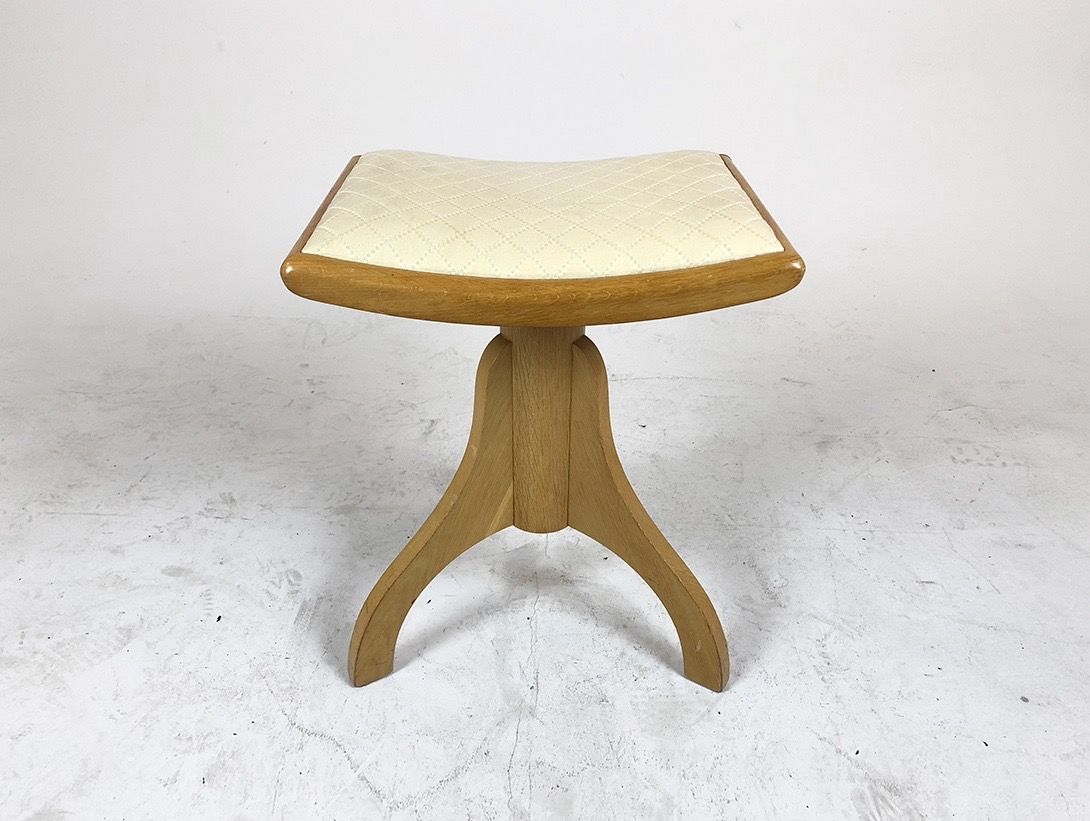 Foto Wooden Stool with White Padded Seat