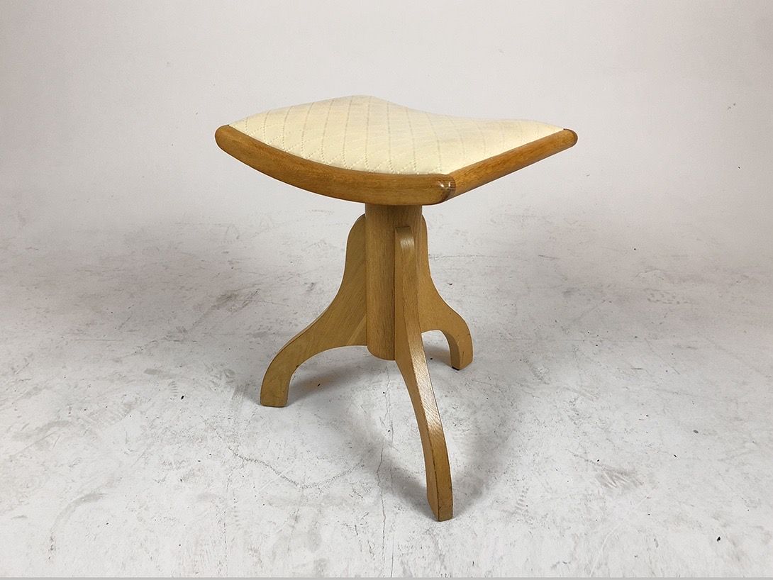 Foto Wooden Stool with White Padded Seat