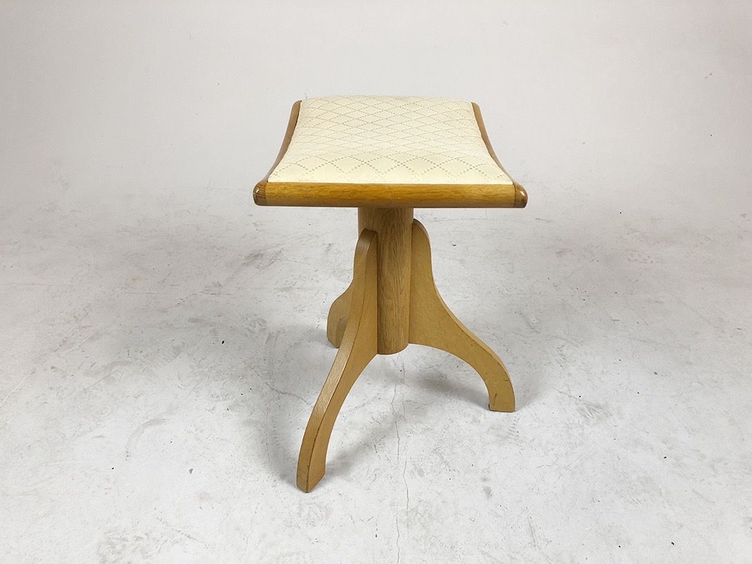 Foto Wooden Stool with White Padded Seat
