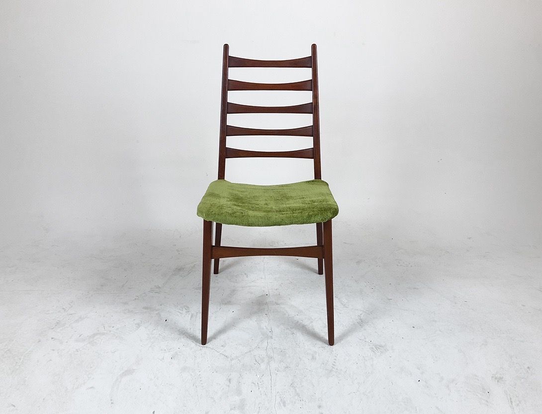 Foto Wooden Chair with Green Velour Seating