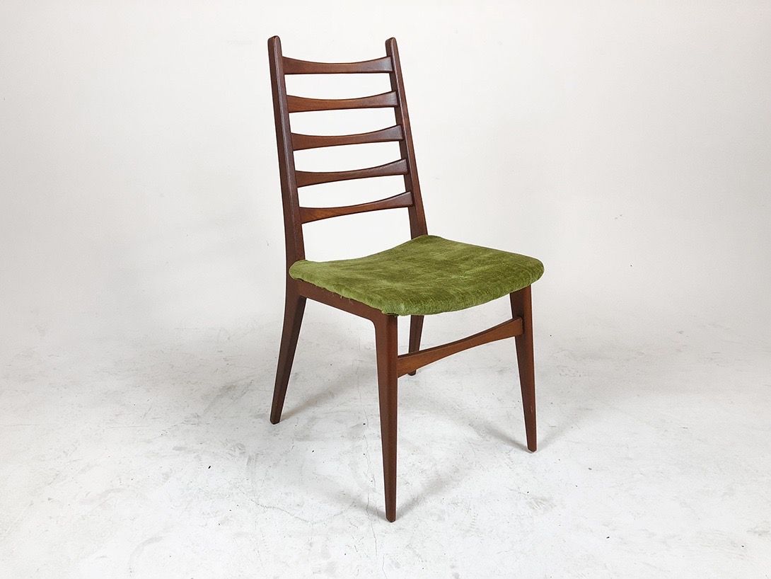 Foto Wooden Chair with Green Velour Seating