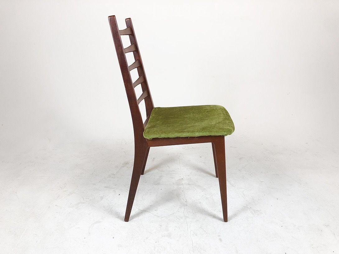 Foto Wooden Chair with Green Velour Seating
