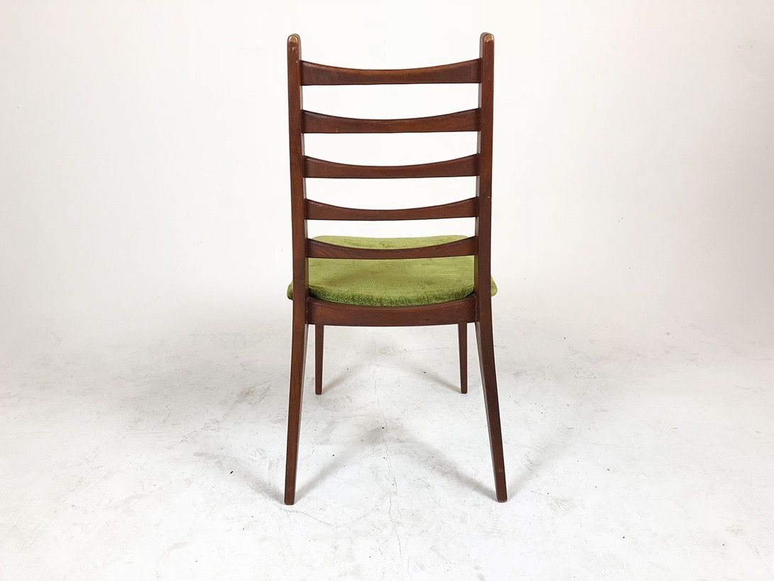Foto Wooden Chair with Green Velour Seating