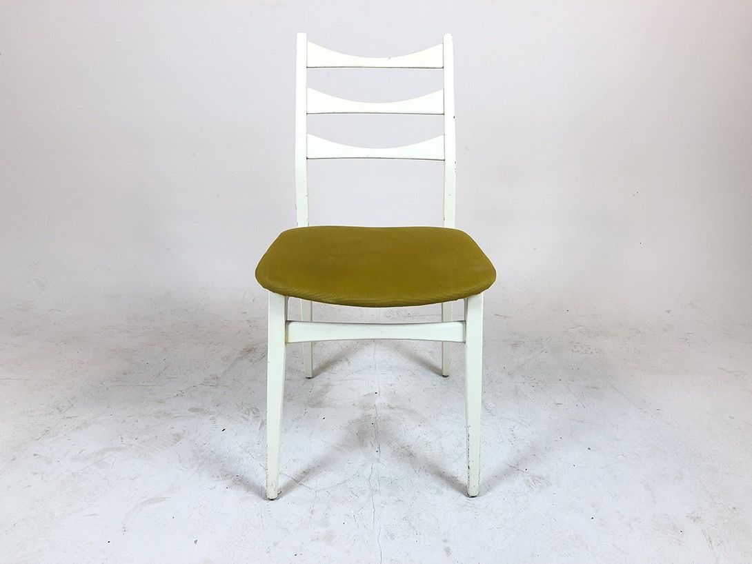 Foto White Wooden Chair with Green Seating