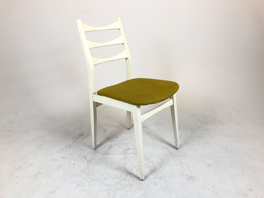 Foto White Wooden Chair with Green Seating