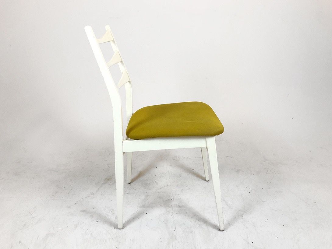 Foto White Wooden Chair with Green Seating