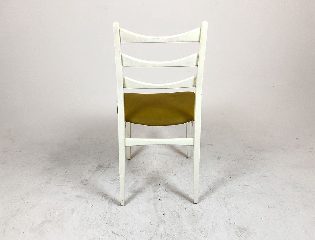 Foto White Wooden Chair with Green Seating