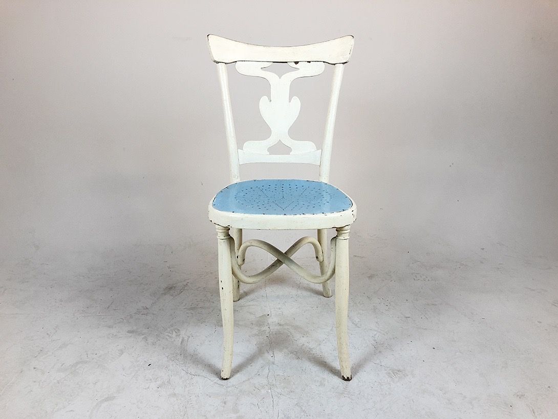 Foto White Chair with Blue Dotted Seat