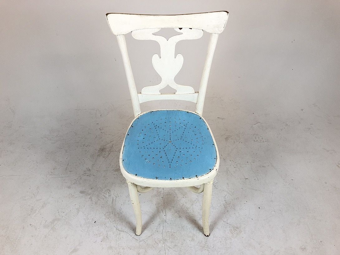 Foto White Chair with Blue Dotted Seat