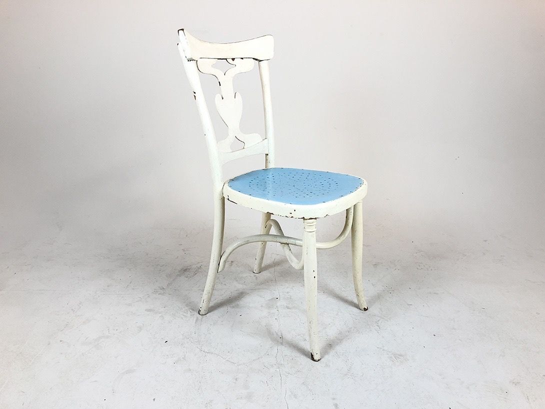 Foto White Chair with Blue Dotted Seat