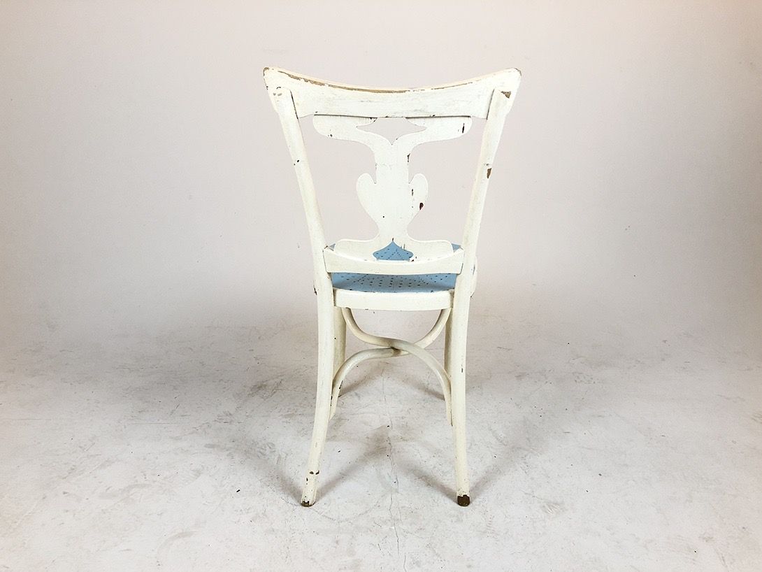 Foto White Chair with Blue Dotted Seat