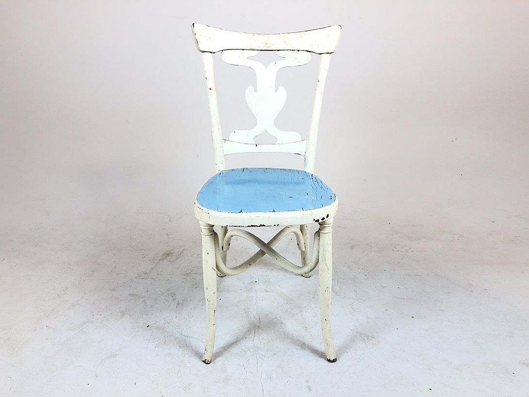 Foto White Chair with Blue Seat
