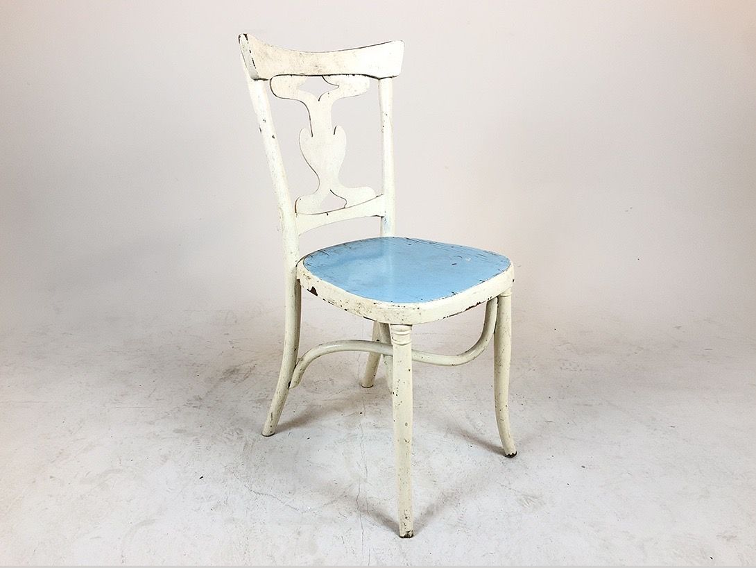 Foto White Chair with Blue Seat