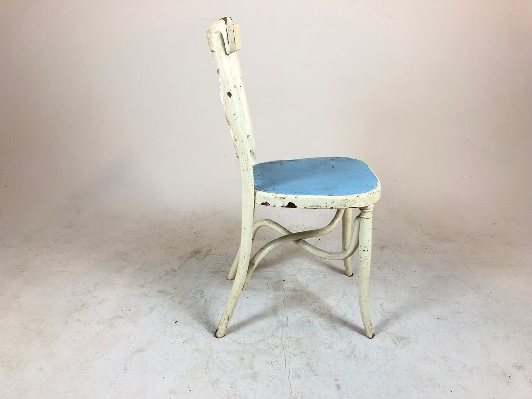 Foto White Chair with Blue Seat