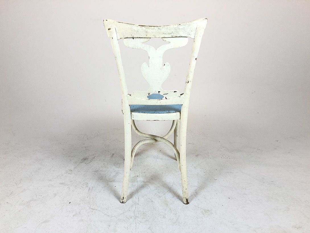 Foto White Chair with Blue Seat