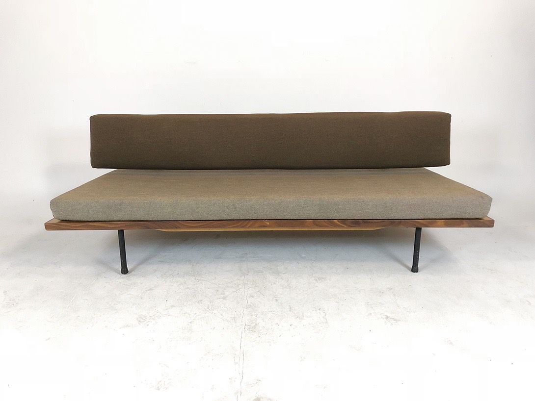 Foto Grey Sofa with Wooden Base and Metal Frame
