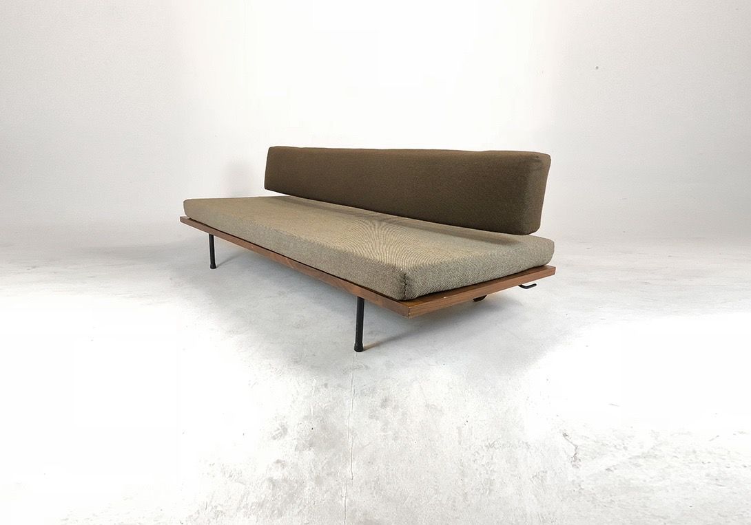 Foto Grey Sofa with Wooden Base and Metal Frame
